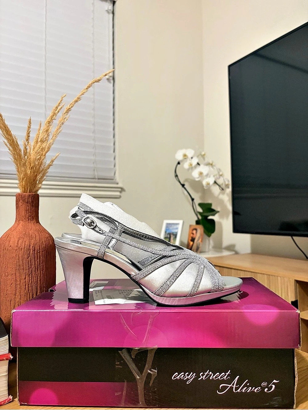 Easy Street Flash Platform T-Strap Evening Sandal Silver Heels US 8 M